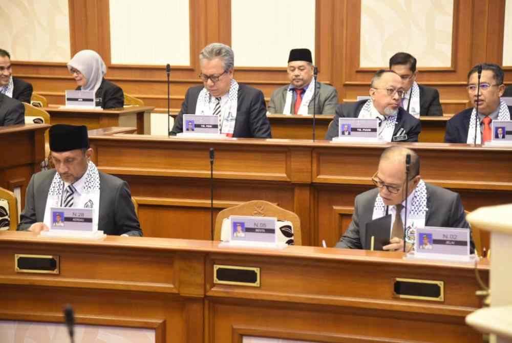 Wan Rosdy (kanan) ketika menjawab soalan di Sidang DUN Pahang di Wisma Sri Pahang pada Isnin.