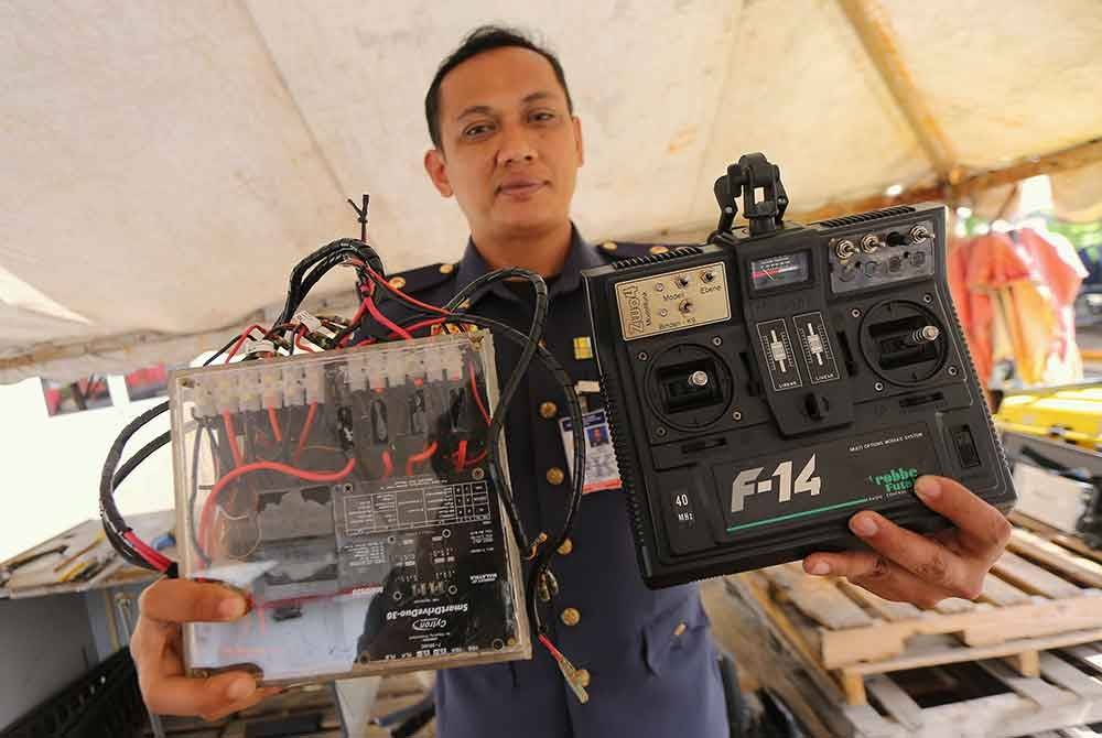 Ahmad Noor Syamsi menunjukkkan alat kawalan jauh dan &#039;otak&#039; Serai Gorgon 1 (SG1) ketika ditemui di Balai Bomba dan Penyelamat Bagan Serai semalam. - Foto Bernama