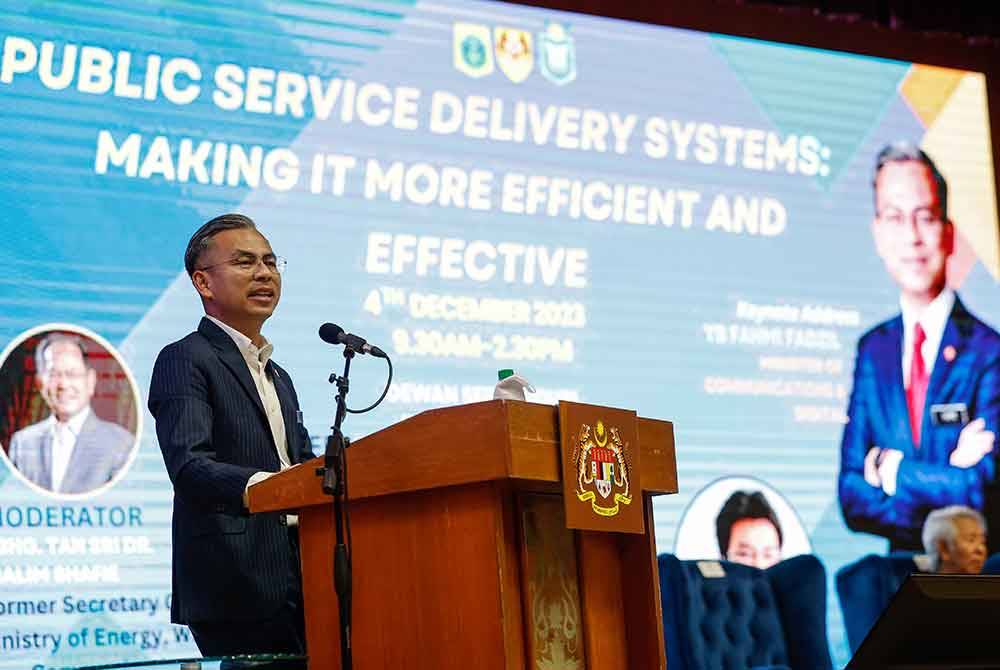 Fahmi menyampaikan ucapan pada Forum &#039;Public Service Delivery System-Making It More Efficient and Effective&#039; di Dewan Seri Baiduri Institut Tadbiran Awam Negara (INTAN), Bukit Kiara pada Isnin. - Foto Bernama