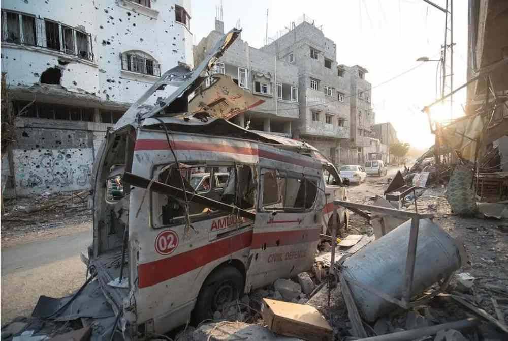 Tentera Israel menembak dua ambulans di Semenanjung Gaza yang dikepung pada lewat Ahad menyebabkan tiga orang cedera.