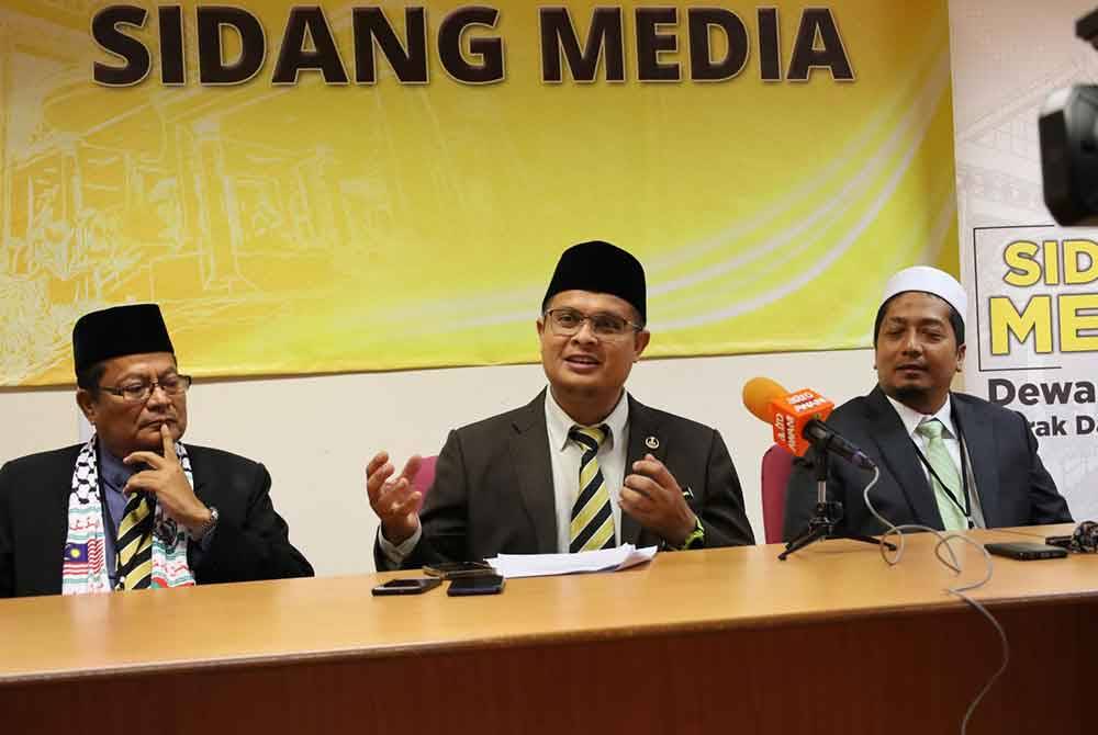 Mohd Akmal (tengah) bersama-sama Mohd Najmuddin (kiri) dan Khalil ketika sidang akhbar di Bilik Sidang Media DUN Perak di sini pada Isnin.