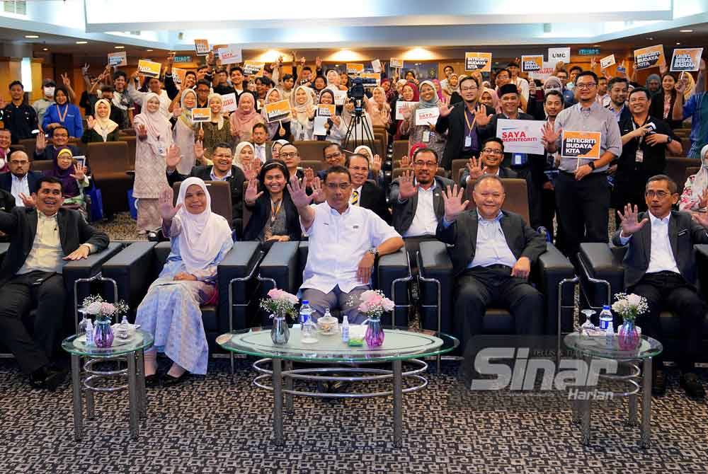 Azhar (hadapan, tengah) bergambar bersama tetamu kehormat dan peserta yang hadir pada Majlis Perasmian Sambutan Hari Anti Rasuah Antarabangsa (HARA) 2023 di UniKL Kampus Kota pada Isnin. Foto Sinar Harian / MOHD HALIM ABDUL WAHID