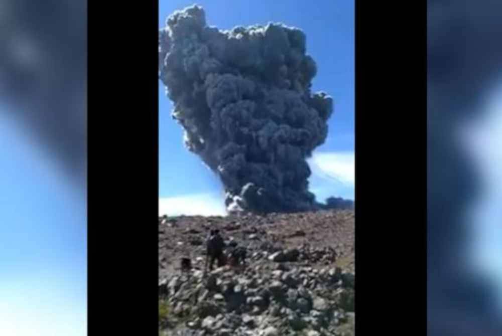 Sejumlah 11 pendaki disahkan maut oleh anggota penyelamat Indonesia berikutan letusan Gunung Marapi di Sumatera Barat petang Ahad.