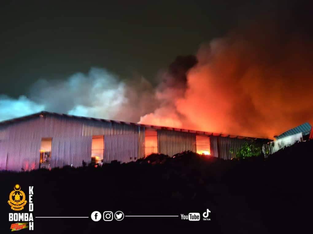 Kebakaran di Bukit Selambau yang dipercayai dari sebuah kilang kitar semula. Foto: JBPM