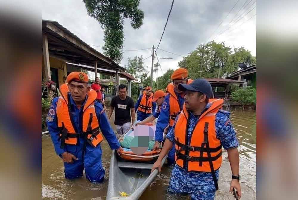 Anggota APM Pasir Mas masih giat melakukan operasi menyelamat mangsa banjir.