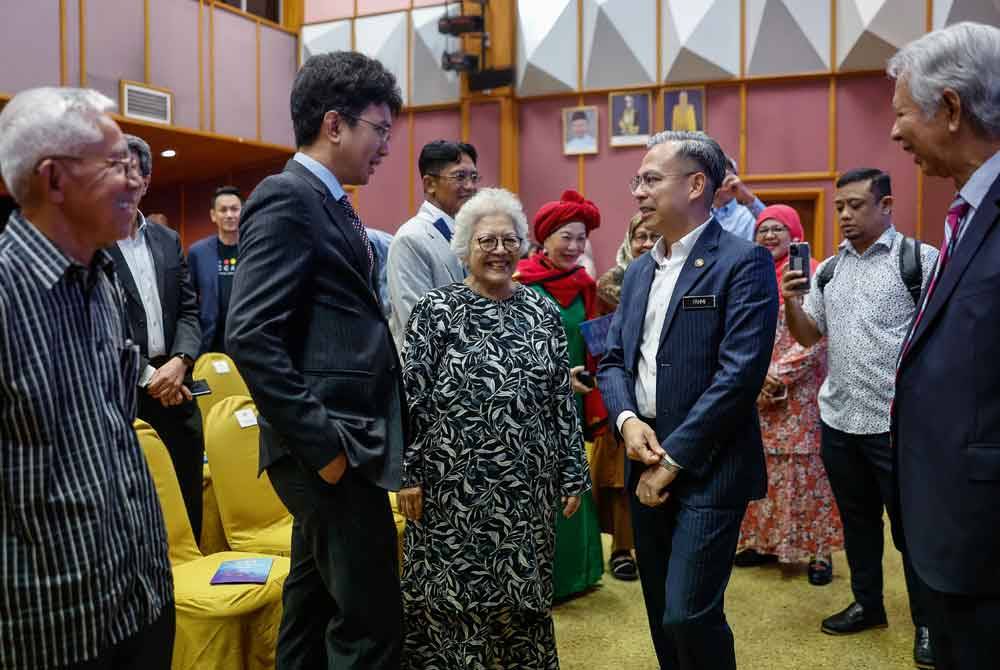 Fahmi (tiga dari kanan) ketika menghadiri Forum &#039;Public Service Delivery System-Making It More Efficient and Effective&#039; di Dewan Seri Baiduri Institut Tadbiran Awam Negara (INTAN), Bukit Kiara pada Isnin. - Foto Bernama