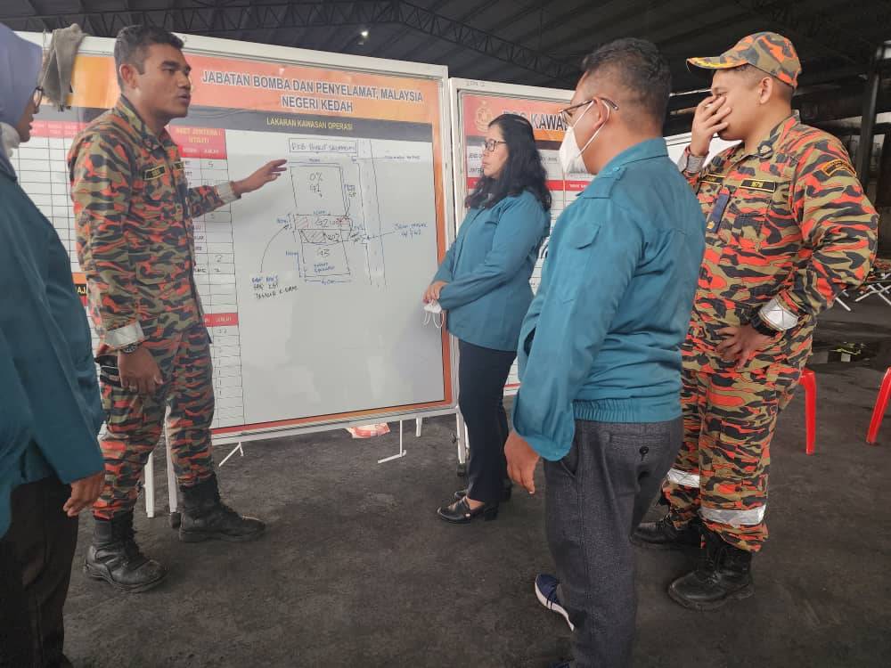 Sharifah Zakiah (tiga dari kanan) mendengar taklimat di lokasi kejadian di Bukit Selambau, pada Isnin.