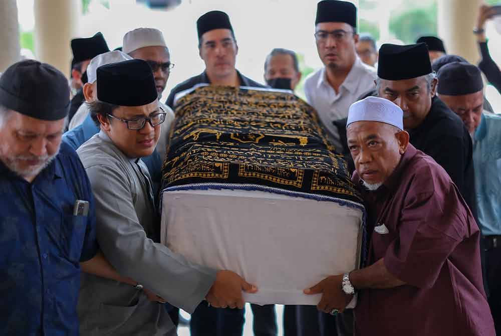 Jenazah bekas Menteri Pertahanan, Tan Sri Abang Abu Bakar Abang Mustapha, 82, dibawa ke Masjid Bahagian Kuching untuk disolatkan sebelum dikebumikan di tanah perkuburan Islam masjid tersebut pada Isnin. - Foto: Bernama