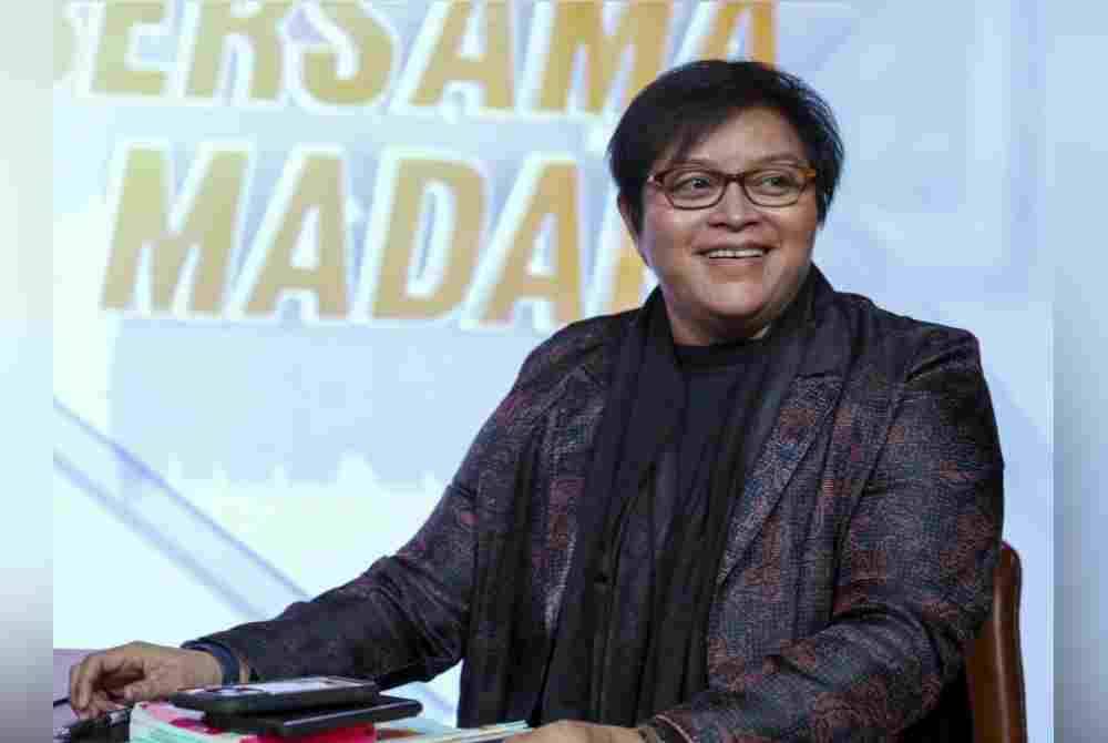 Datuk Seri Azalina Othman Said menghadiri Program Ruang Bicara sempena Setahun Bersama Kerajaan MADANI di Wisma Bernama malam Isnin. - Foto Bernama