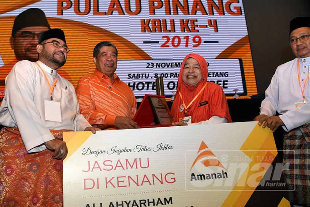 Terdapat satu kelompok yang ingin melihat Mohamad (dua dari kiri) kekal memimpin Amanah manakala satu kelompok lagi mahu Mujahid (kiri) mengemudi parti itu pada pemilihan akan datang.