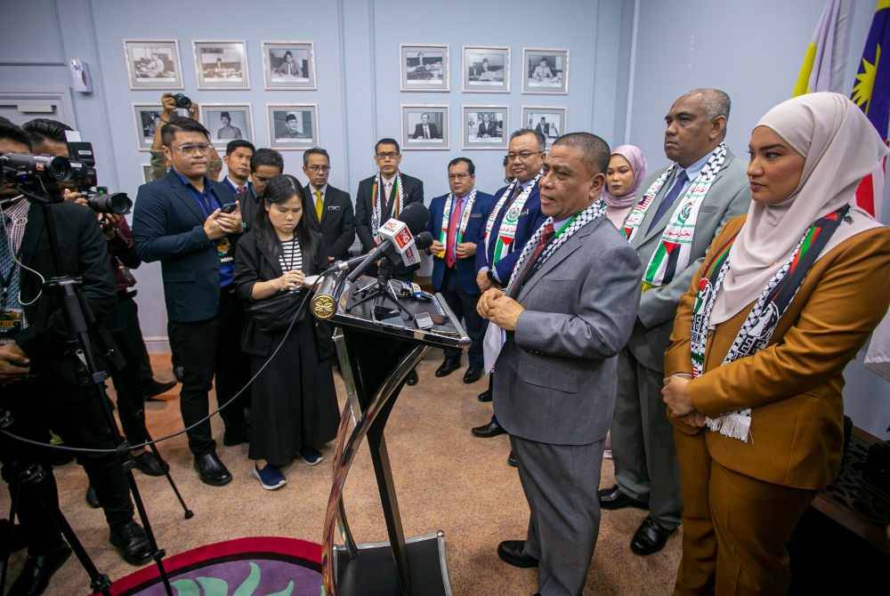 Saarani (dua dari kanan) ketika sidang akhbar selepas Majlis Penyerahan Bantuan Makanan Percuma di bawah Inisiatif Tuisyen Cikgu Saarani di Pejabat Menteri Besar Perak pada Selasa. - Foto Pejabat MB Perak