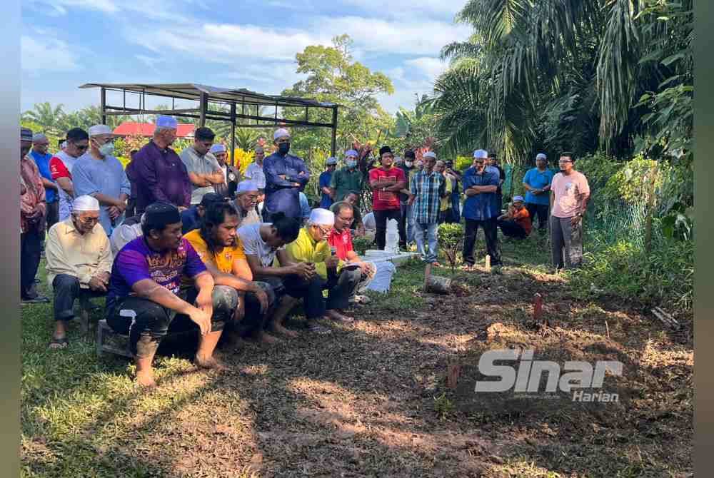 Jenazah Ramli selamat dikebumikan di Tanah Perkuburan Islam Kampung Sungai Lang Tengah, Banting.