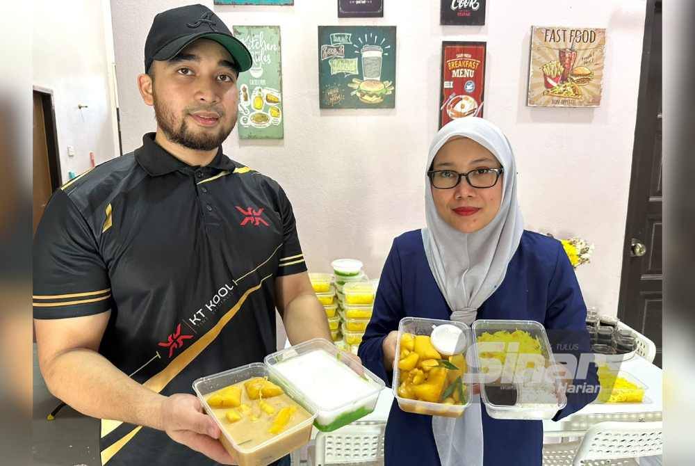 Zarin Ernyza (kanan) dan Imman Shafiq (kiri) menunjukkan kuih berasaskan ubi kayu yang dihasilkan.