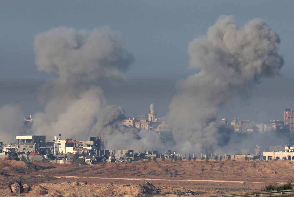 Kepulan asap akibat letupan di bahagian utara Semenanjung Gaza dapat dilihat dari Sderot, selatan Israel. - Foto EPA