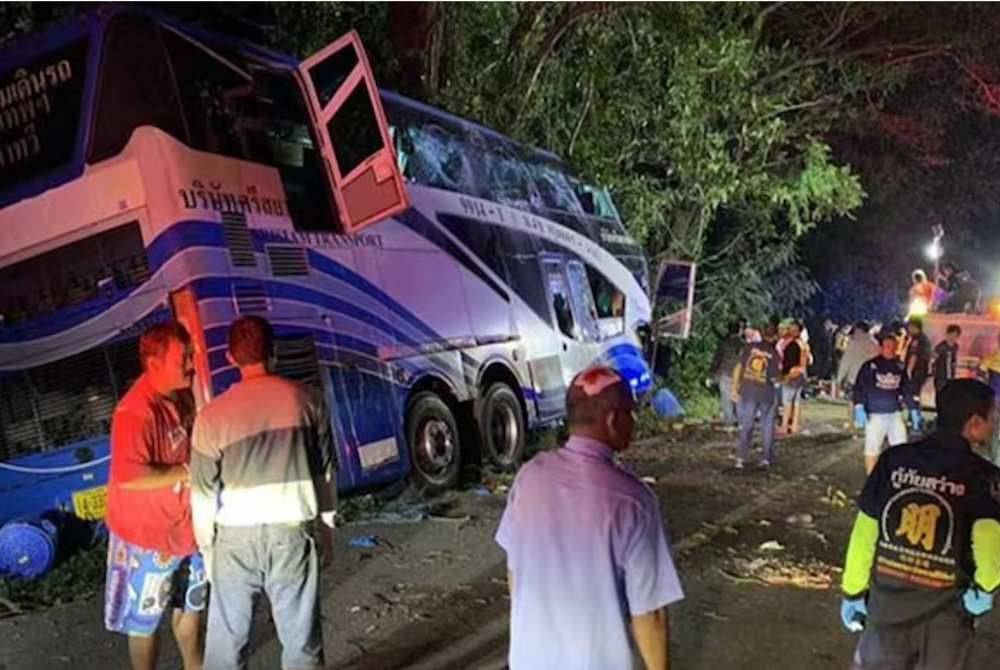 Kemalangan melibatkan bas persiaran di wilayah Prachuap Khiri Khan, selatan Thailand. - Foto @KhaosodEnglish