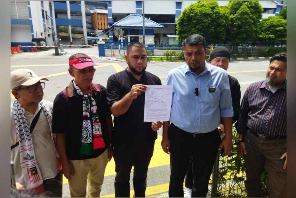 Syed Muhammad Shafiq menunjukkan laporan dibuat di Ibu Pejabat Polis Daerah Dang Wangi, di sini pada Selasa.