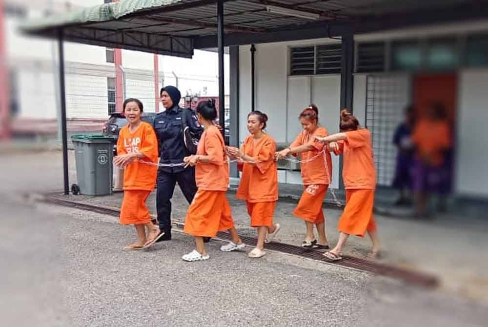 Lima wanita warga Thailand dijatuhi hukuman denda RM4,000 setiap seorang oleh Mahkamah Majistret Bahau pada Selasa, selepas mengaku bersalah atas pertuduhan melakukan persundalan pada Oktober lalu.