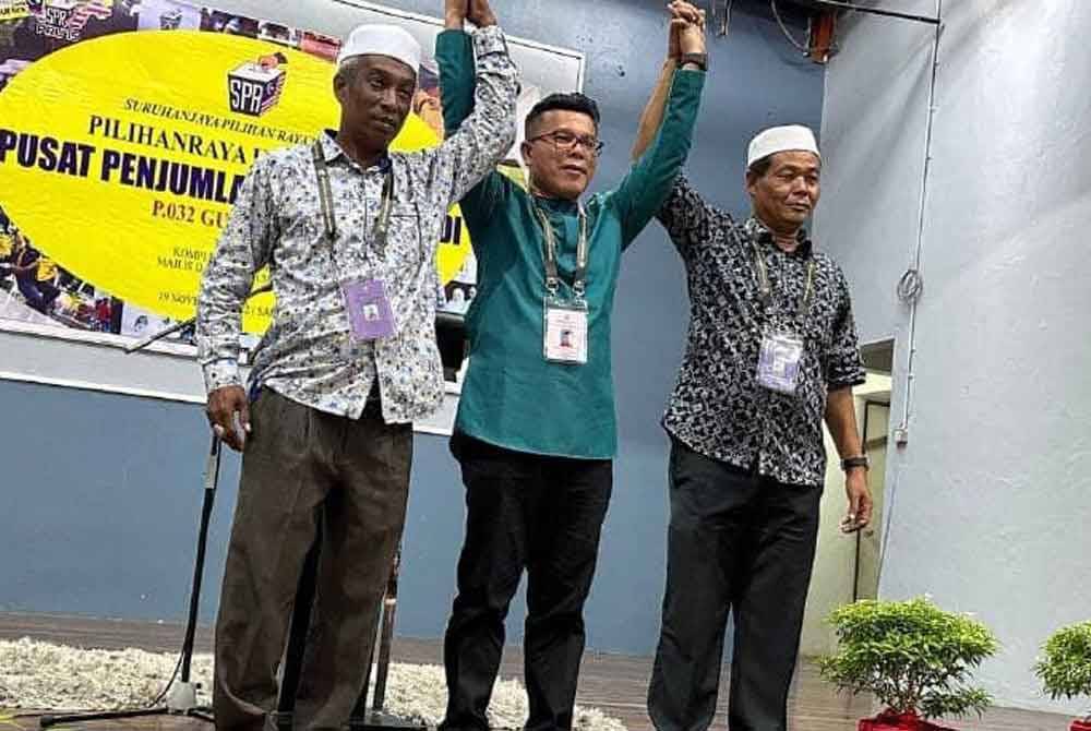 Mohd Azizi Abu Naim (tengah) selepas diumumkan sebagai pemenang kerusi Parlimen Gua Musang pada PRU15.