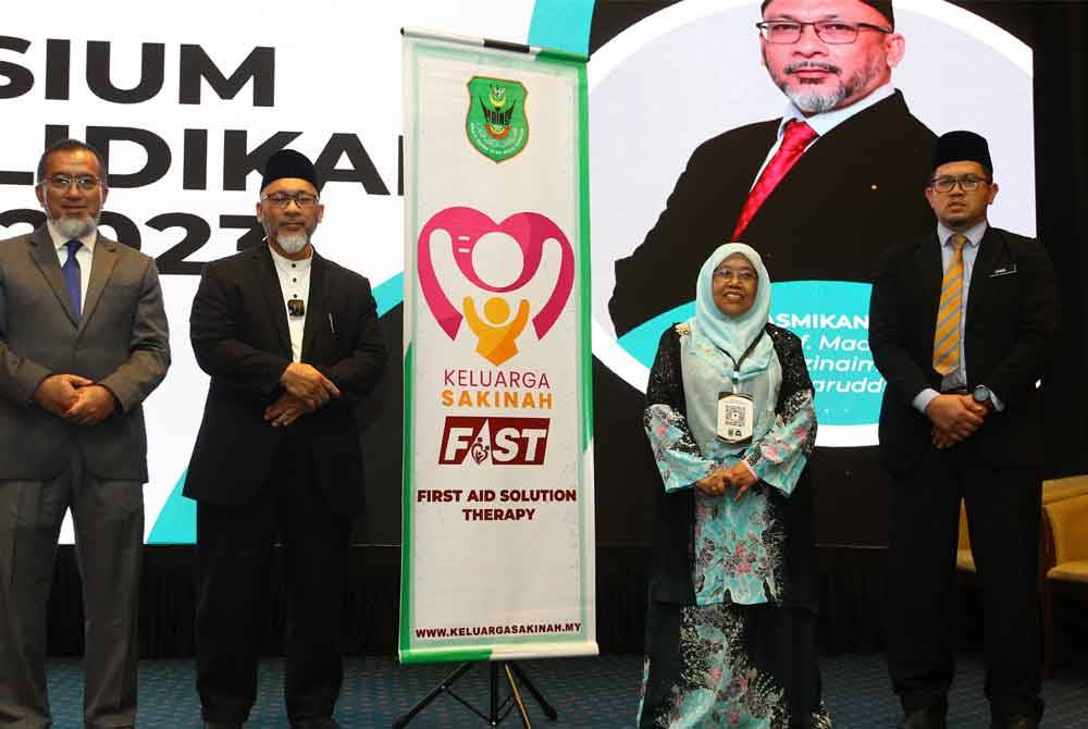 Faudzinaim (dua dari kiri) merasmikan majlis Simposium Penyelidikan MAINS 2023, pada Selasa.