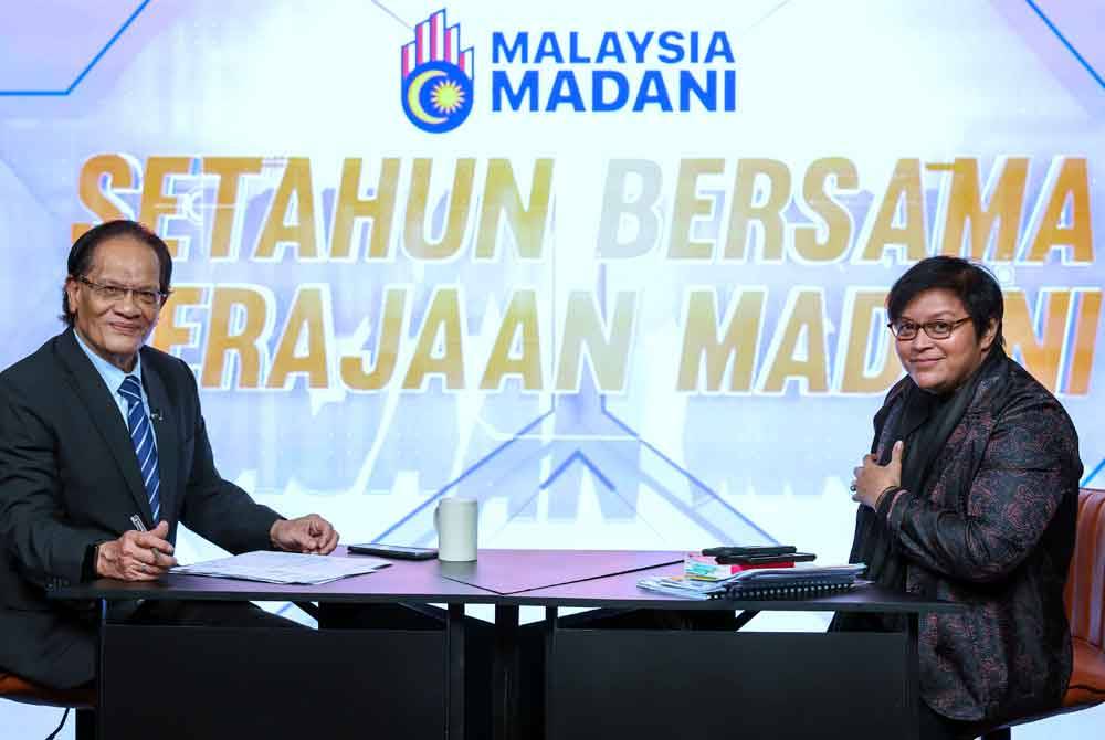 Azalina (kanan) ketika menghadiri Program Ruang Bicara sempena Setahun Bersama Kerajaan MADANI di Wisma Bernama malam Isnin. Foto: Bernama