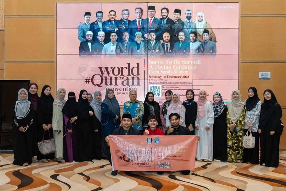 Norhana (berdiri, lapan dari kiri) bersama Pengasas WUIF, Datuk Hussamuddin Yaacub dan pelajar mendapat tajaan tiket ke World #QuranConvention daripada pihak YPM.