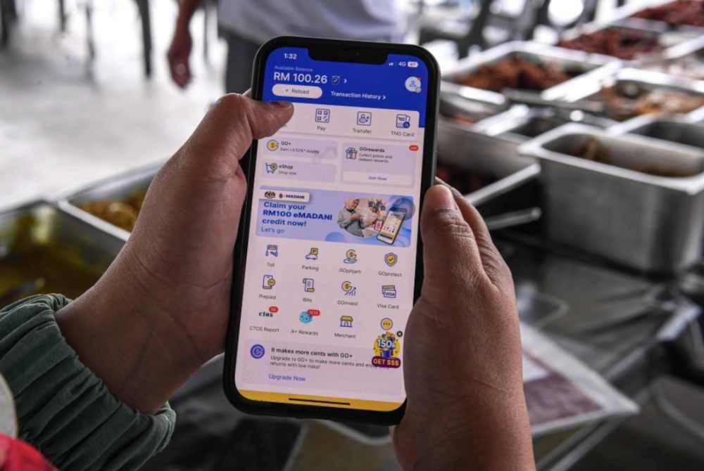 Kredit e-tunai eMADANI sebanyak RM100 yang dituntut pengguna melalui penyedia perkhidmatan e-dompet terpilih iaitu MAE, Setel, ShopeePay dan Touch ‘n Go eWallet. - Foto Bernama