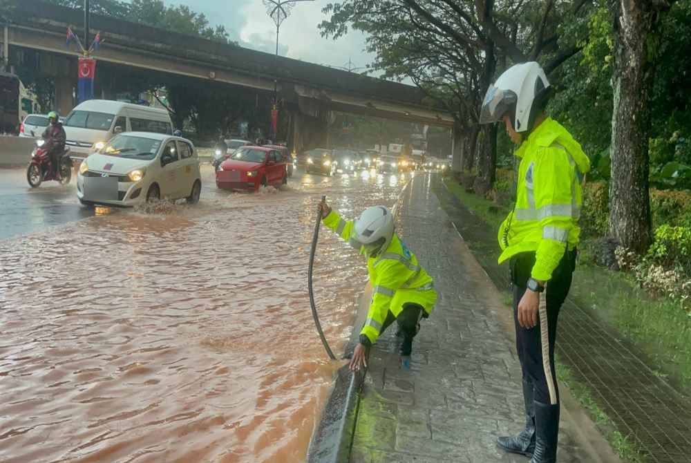 Hujan lebat pada sebelah petang, menyebabkan laluan menghala ke susur Taman Ungku Tun Aminah berdekatan sebuah stesen minyak dinaiki air.