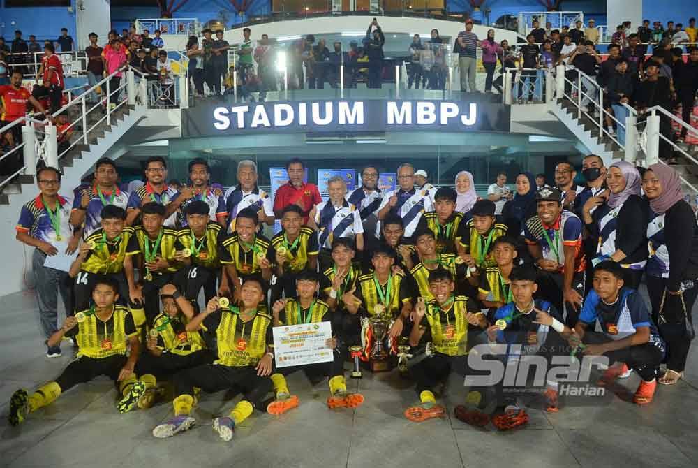 Jawatankuasa penganjur kejohanan bersama pemain SMK Shah Alam meraikan kejayaan merangkul kejuaraan Piala Datuk Mokhtar Dahari B-15 2023 selepas majlis penyampaian hadiah di Stadium MBPJ pada Isnin. FOTO: ASRIL ASWANDI SHUKOR