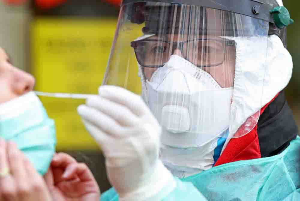 Bilangan mereka yang diuji positif Covid-19 dan dimasukkan ke hospital dengan simptom yang teruk, semakin meningkat. - Foto hiasan