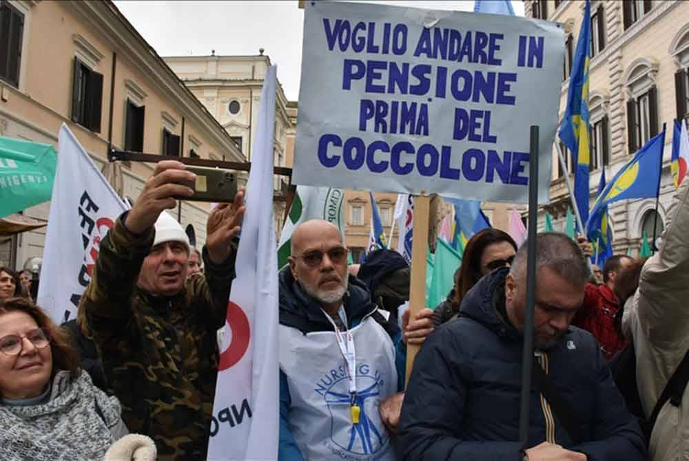 Doktor dan jururawat Itali berkumpul di Piazza Santi Apostoli semasa mogok 24 jam di seluruh negara. - Foto Agensi