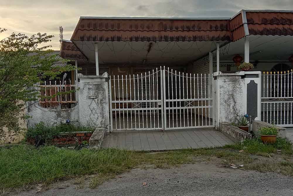 Rumah yang dipercayai menjadi lokasi penemuan mayat disimen dalam kolah bilik air pada Ahad lalu.