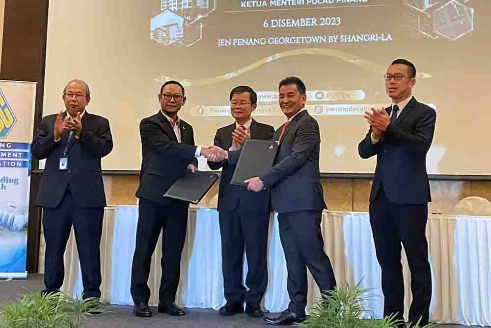 Kon Yeow (tengah) menyaksikan Majlis Menandatangani Perjanjian Pajakan &#039;Workers Village&#039; di BKIP 3 antara Pengarah MY EG Lodging (NC) Sdn Bhd, Datuk Mohd Jimmy Wong Abdullah (dua dari kanan) dengan wakil PDC, Aziz di sebuah hotel pada Rabu.