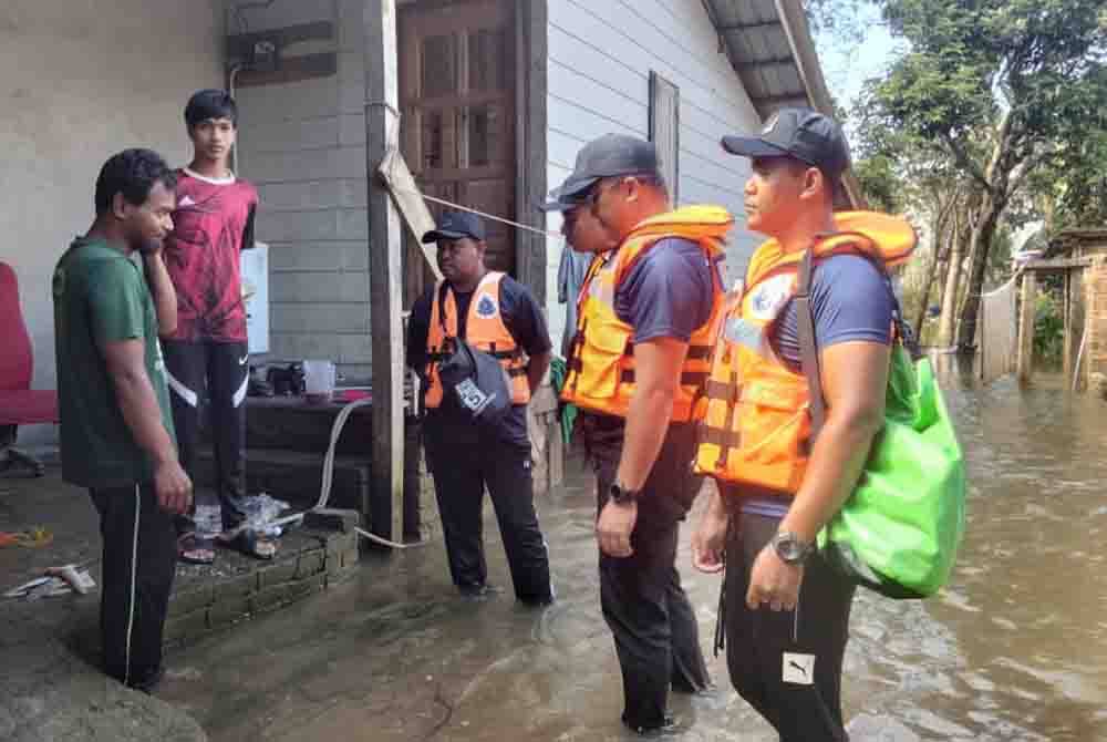 Mohd Yahfizaril (dua dari kanan) bertemu dan bertanya khabar penduduk di Kampung Serongga