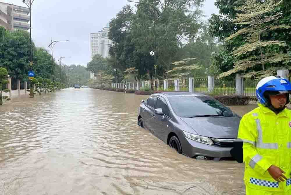 Anggota MBJB membantu kenderaan yang terperangkap akibat banjir kilat di laluan menghala ke Wisma Persekutuan. - Foto MBJB