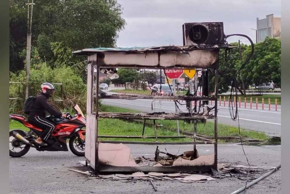 Keadaan sebuah pondok bayaran parkir kenderaan di Kuala Nerus yang dibakar pada Selasa lalu.