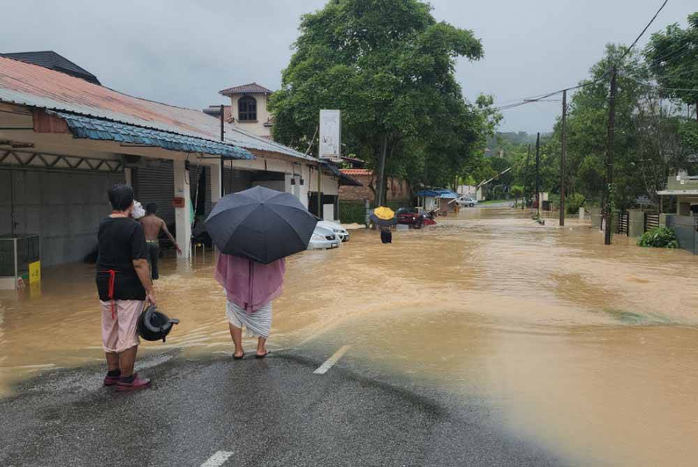 Jalan Mas di Taman Kolam Air merupakan di antara 25 lokasi yang dikenalpasti terjejas banjir kilat susulan hujan lebat kira-kira dua jam sejak tengah hari tadi. - Foto Bernama