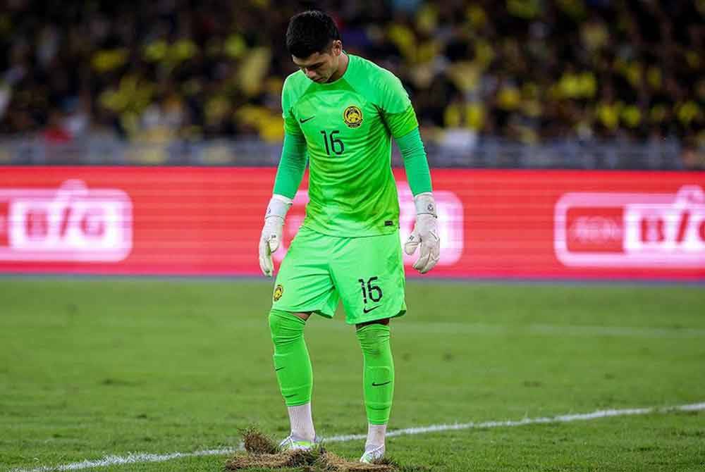 Penjaga gol Harimau Malaya, Ahmad Syihan Hazmi Mohamed membaiki semula permukaan rumput semasa aksi menentang India, Oktober lalu.