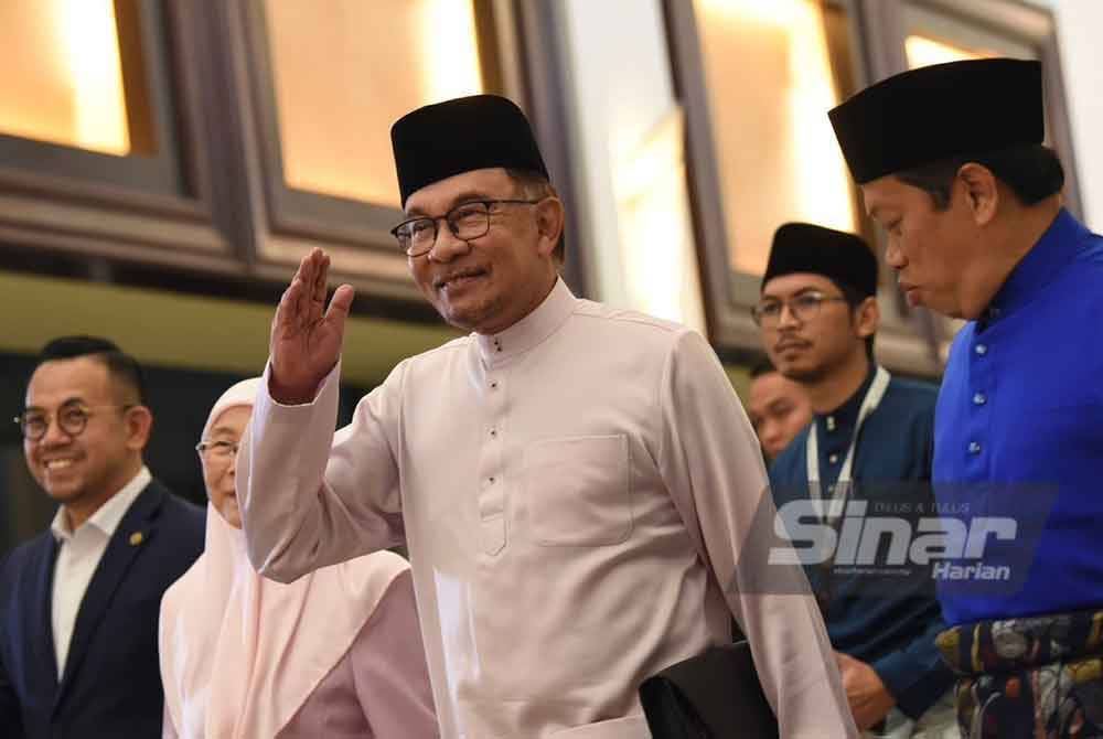 Anwar ketika membentangkan Bajet 2024 baru-baru ini. - Foto SINAR HARIAN / MOHD RAFIQ REDZUAN HAMZAH