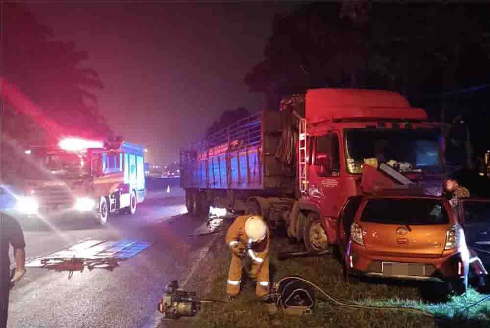 Seorang lelaki maut apabila kereta dipandunya bertembung sebuah treler dalam kejadian di Jalan Kuala Selangor berhampiran Kompleks Penjara Sungai Buloh dekat sini pada Khamis.