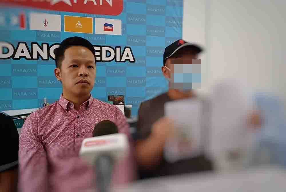 Chun Kuang (kiri) bersama Ben ketika sidang akhbar di Pusat Komuniti DUN Semambu pada Khamis.