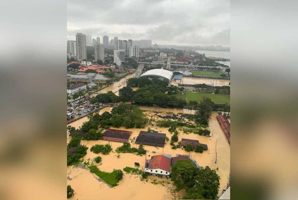 Keadaan bandaraya Johor Bahru yang dilanda banjir pada petang Rabu. - Foto Tular