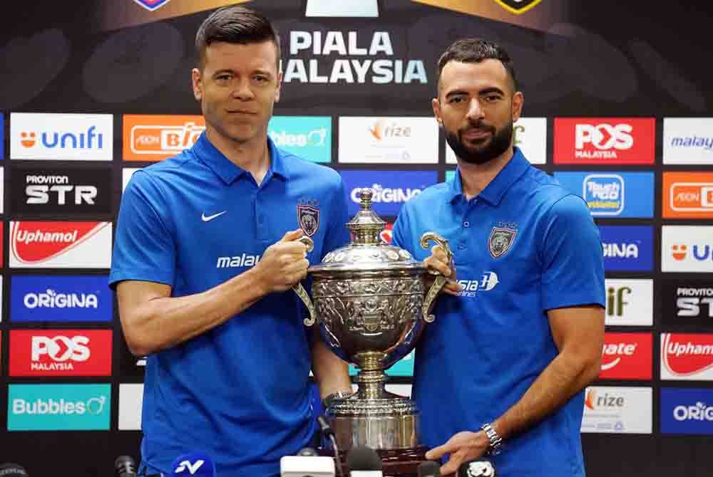 Solari dan Kapten, Jordi Amat bergambar dengan Piala Malaysia ketika sidang media perlawanan Akhir Piala Malaysia 2023 JDT dan TFC yang diadakan di Stadium Nasional Bukit Jalil.