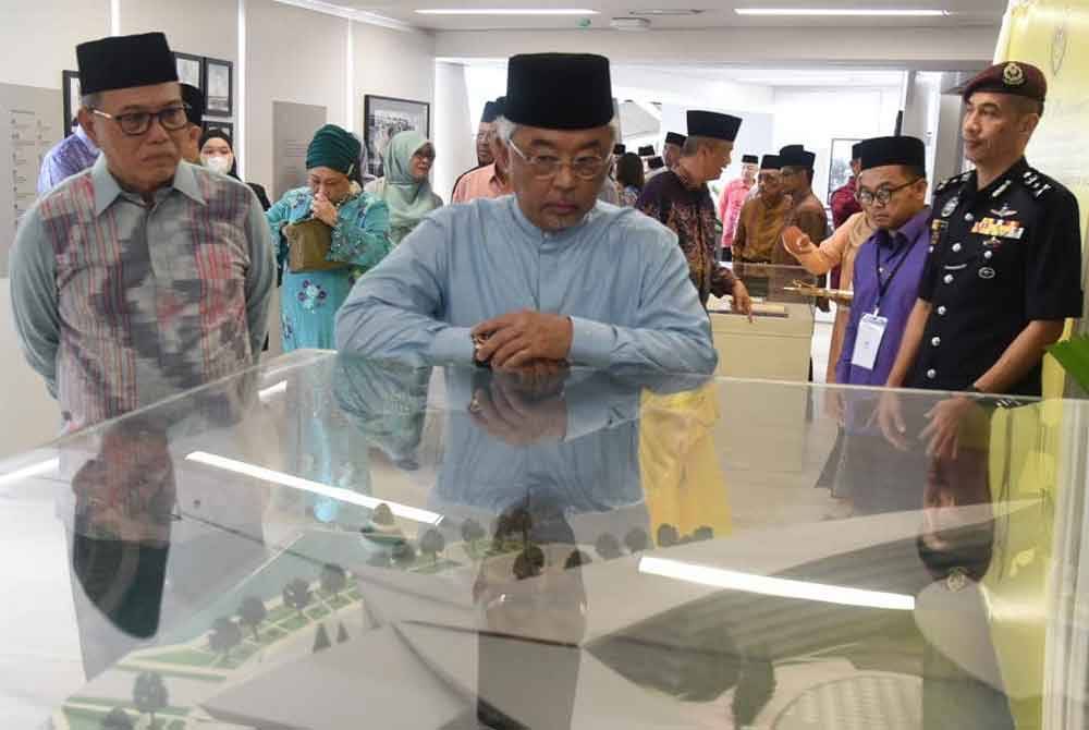 Al-Sultan Abdullah diberikan taklimat tentang bangunan PPSAS sempena perasmian pusat pentadbiran baharu kerajaan negeri di KotaSAS di sini pada Khamis.