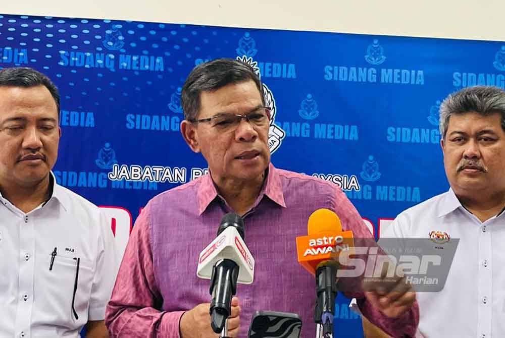 Saifuddin Nasution (tengah) pada sidang media selepas melancarkan Stesen Parol Daerah (SPD) Jabatan Penjara di Kompleks Mini KDN Daerah Muallim pada Khamis.