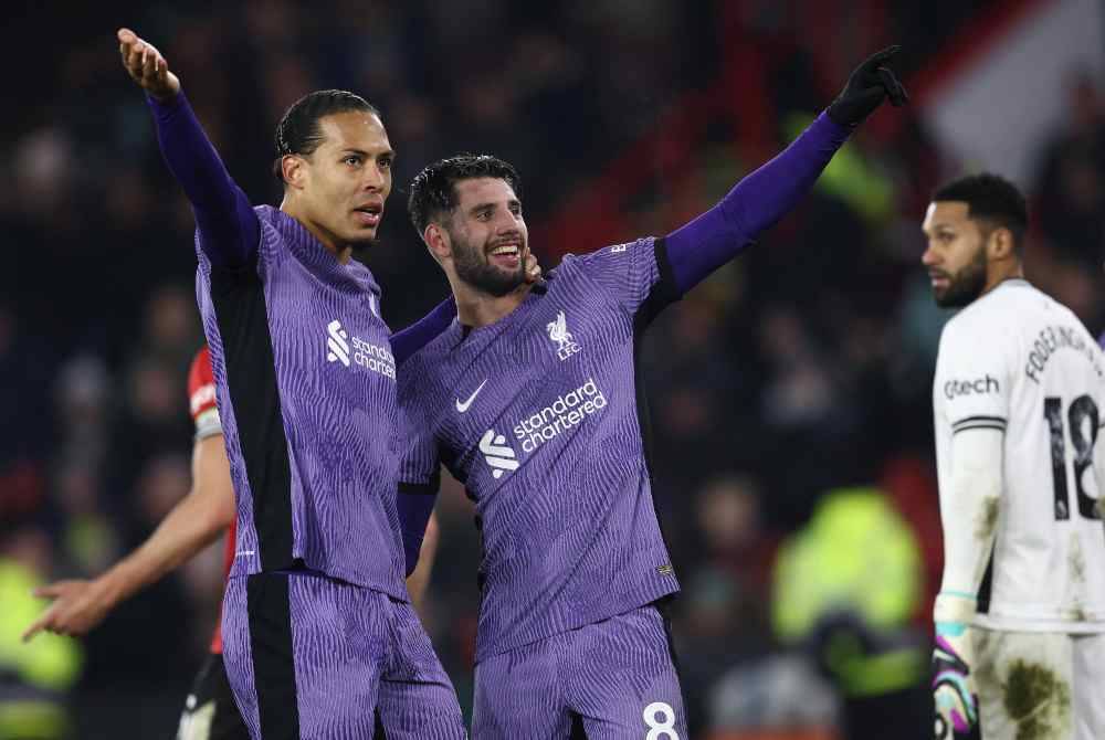 Van Dijk (kiri) meraikan jaringan bersama Dominik Szoboszlai untuk gol kedua Liverpool ketika menentang Sheffield United di Stadium Bramall Lane, Sheffield. - Foto AFP