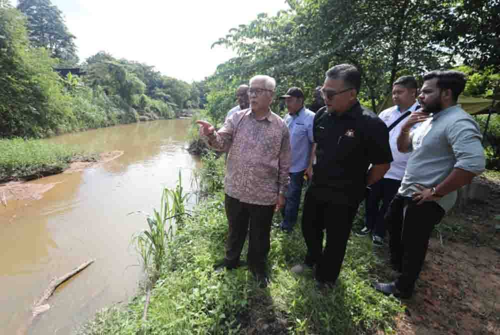 Hassan melihat Sungai Masai di Kampung Masjid, Masai, Johor Bahru pada Khamis yang menyebabkan banjir kilat setiap kali hujan lebat