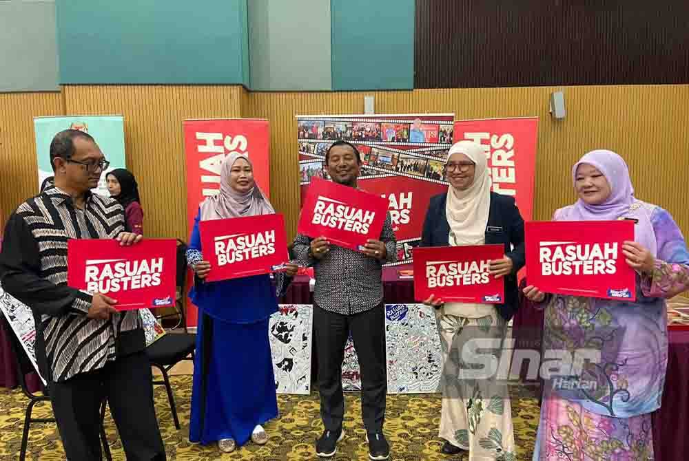 Azulita (dua dari kanan) dan Lokman (tengah) bergambar bersama plakad Rasuah Busters sempena sambutan Hari Integriti LPP 2023 dengan tema &#039;Bukan Lupa Tapi Tak Ingat&#039; di Kuala Lumpur pada Khamis.