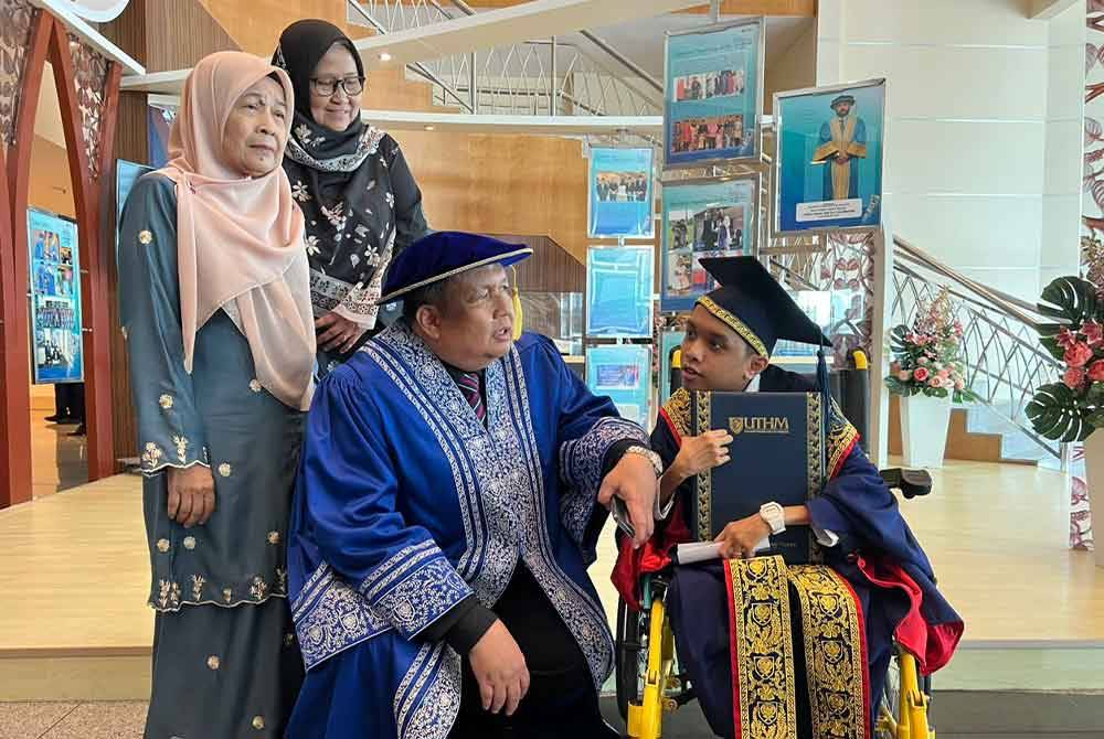 Naib Canselor UTHM, Profesor Datuk Ruzairi Abdul Rahim (dua dari kanan) beramah mesra dengan Mohammad Izzat (kanan) sambil disaksikan Zainab (kiri) selepas Istiadat Konvokesyen ke-23 UTHM di Dewan Sultan Ibrahim Kampus Induk di Batu Pahat pada Khamis.