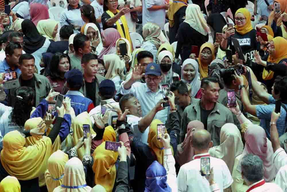 Anwar ketika tiba bagi merasmikan Karnival Hari Penjaja dan Peniaga Kecil Peringkat Kebangsaan di Dataran Buhavan Square Penampang hari ini. - Foto Bernama