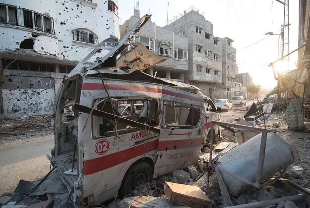 Tentera Israel menembak dua ambulans di Semenanjung Gaza yang dikepung pada lewat Ahad menyebabkan tiga orang cedera.